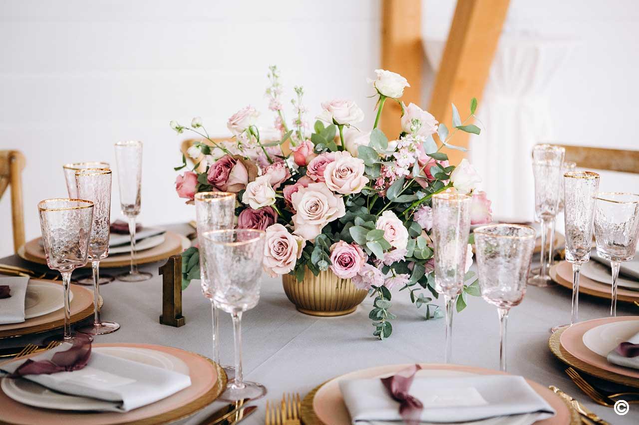 bouquet posé au milieu d'une table